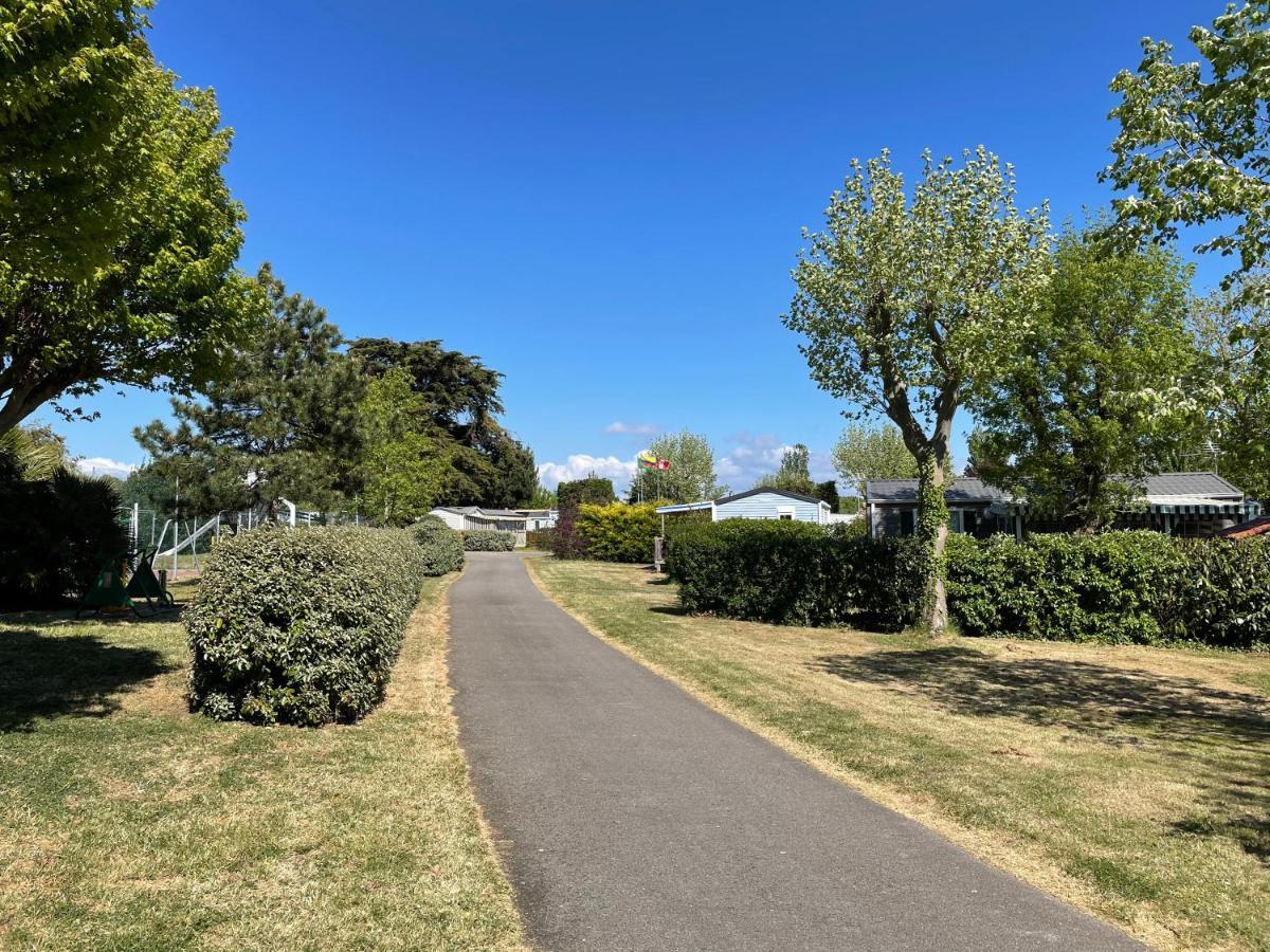 Camping Le Village De La Mer Les Moutiers Exterior photo